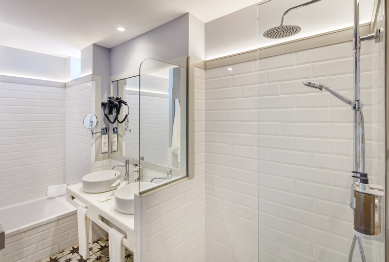 Bathroom 14