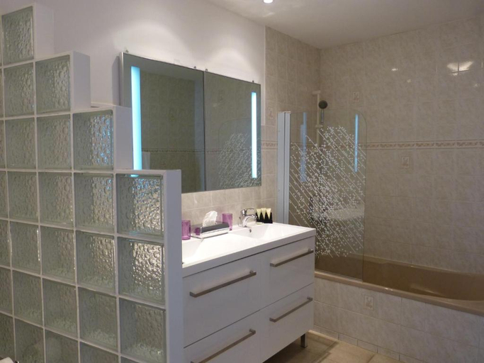 Bathroom 4, Hotel Restaurant Du Commerce, Gers