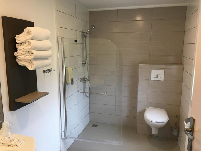 Bathroom 5, BRIT HOTEL CONFORT ROISSY SAINT-WITZ, Val-d'Oise