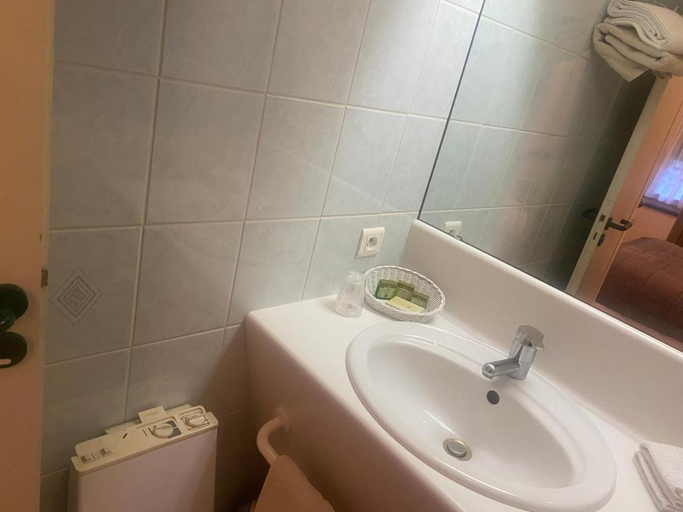 Bathroom, Logis Hotel Du Commerce Joncy, Saône-et-Loire