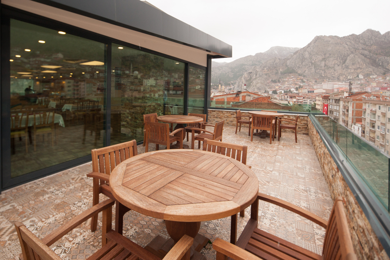 Others 3, Armin Hotel, Merkez