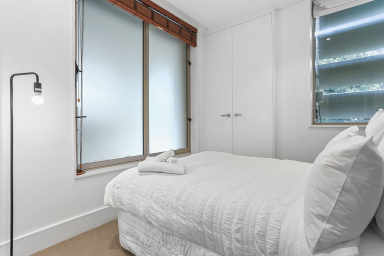 Bedroom 3, Elegant stunning marina views, Waitakere