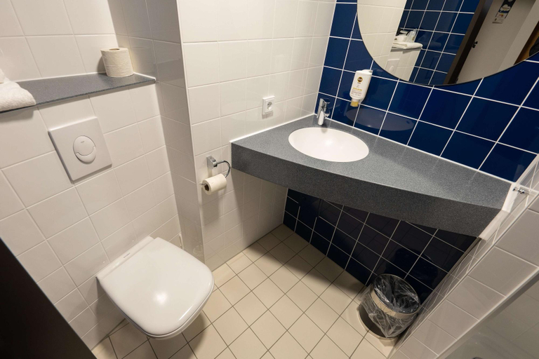 Bathroom 5, B&B Hotel Bremen-Überseestadt, Bremen