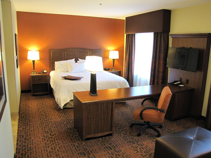 Bedroom 2, Hampton Inn & Suites Jamestown, ND, Stutsman
