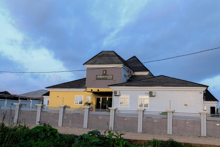 Exterior & Views