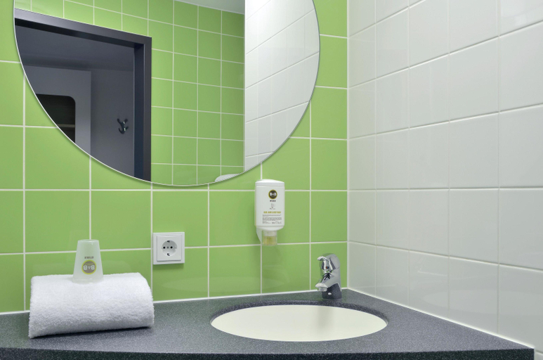 Bathroom 5, B&B Hotel Dortmund-Messe, Dortmund