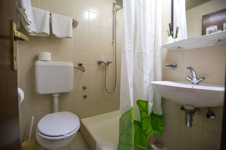 Bathroom 3, Horizont Resort, Pula