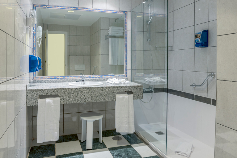 Bathroom 5, Club Hotel Drago Park, Las Palmas