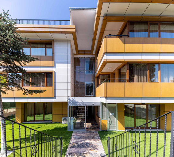 Exterior & Views