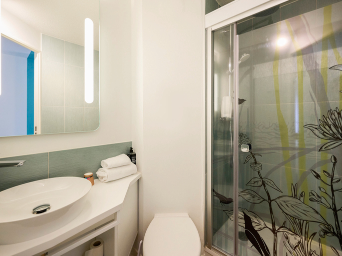 Bathroom 4, Ibis Styles Bordeaux Begles, Gironde