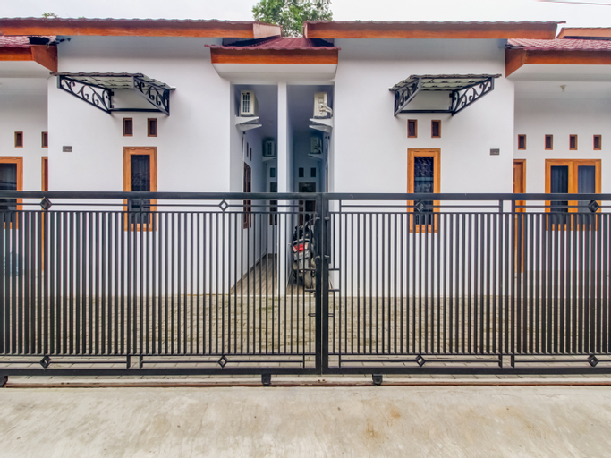Exterior & Views 1, OYO 91243 Bina Syariah Guest House, Cirebon