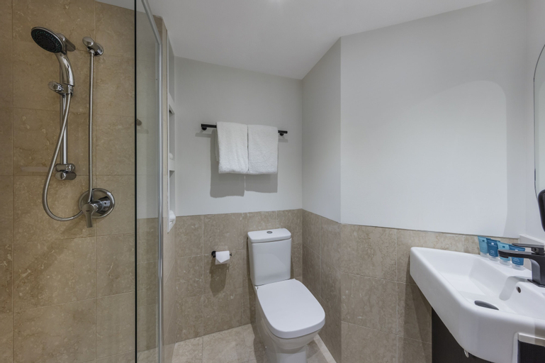 Bathroom 10