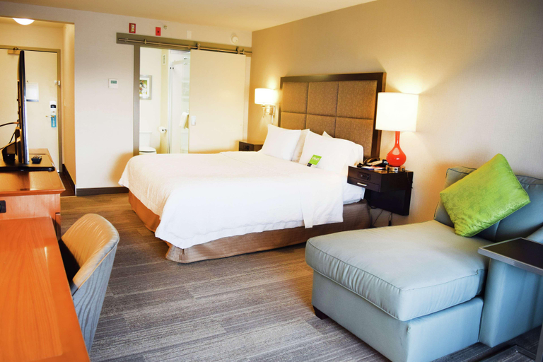 Bedroom 3, Hampton Inn & Suites Calgary University Northwest, Division No. 6