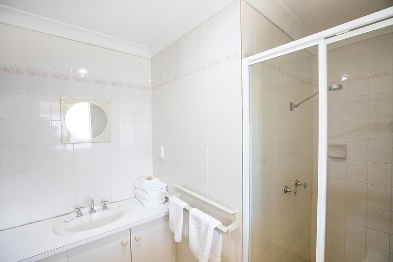 Bathroom 3, Lakeview Hotel Motel, Shellharbour