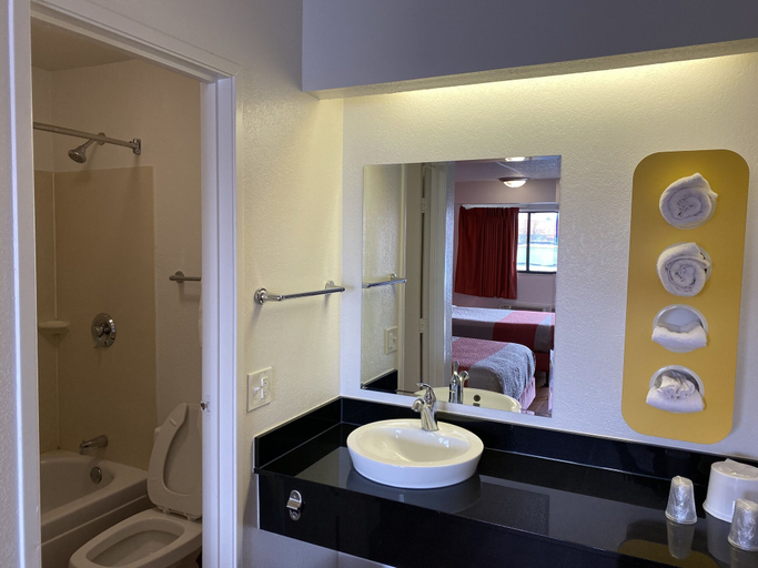 Bathroom 4, Motel 6 Memphis, TN - Downtown, Shelby