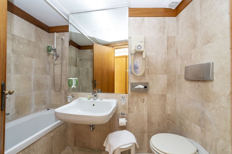 Bathroom 5, Hotel Maga Circe, Latina