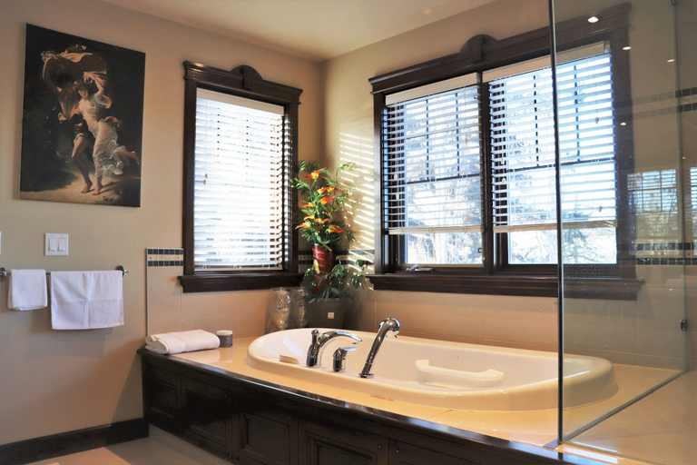 Bathroom 4, Westmount River Inn, Division No. 6