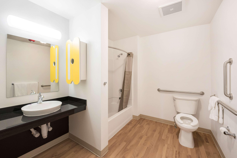 Bathroom 4, Studio 6 Mccarran, NV - Sparks - Tahoe - Reno Industrial Center, Storey