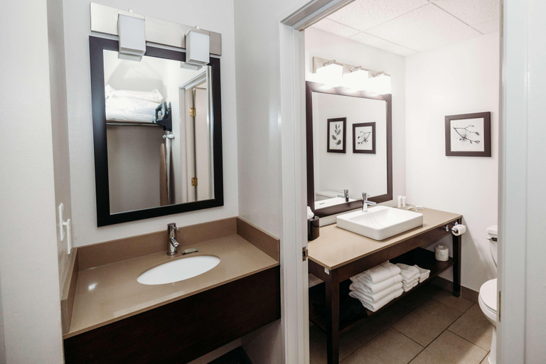 Bathroom 4, Parkview Inn & Suites Lancaster, Lancaster