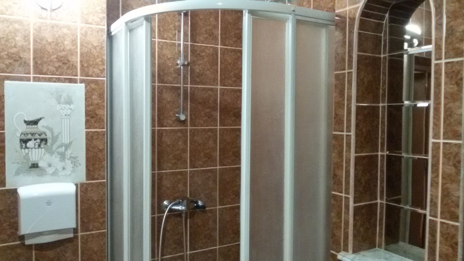 Bathroom 3, Cinema Hostel, L'vivs'ka
