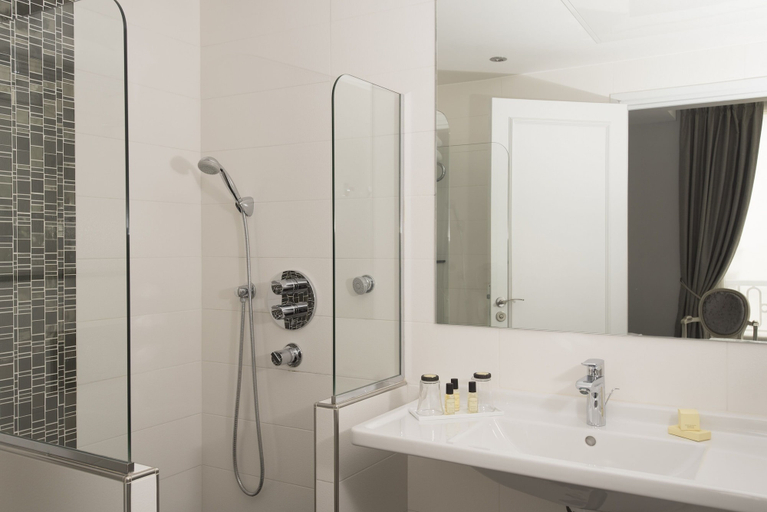 Bathroom 5, Hotel Saint Petersbourg Opéra & Spa, Paris