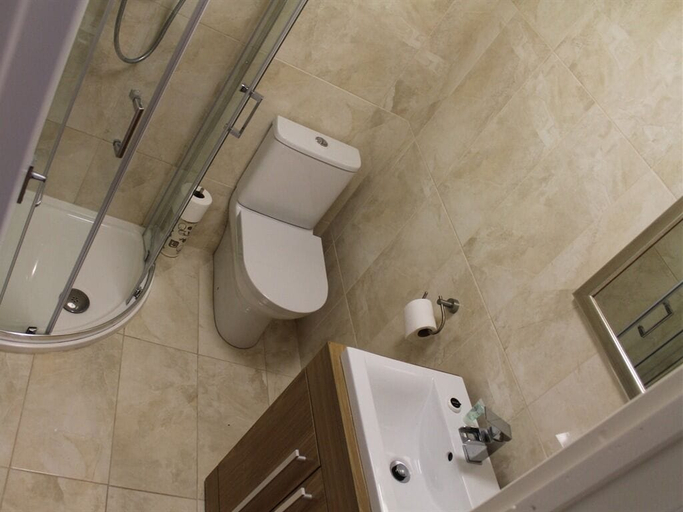 Bathroom 4, The Swan Motel, Norfolk