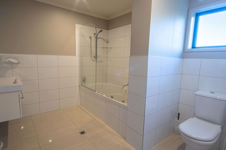 Bathroom 4, Amity Court Motel, Stratford