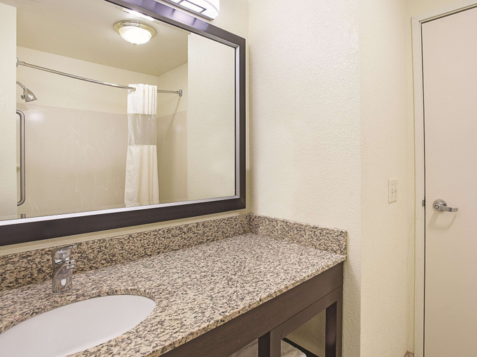 Bathroom 4, Spark by Hilton Central Point Medford, Jackson