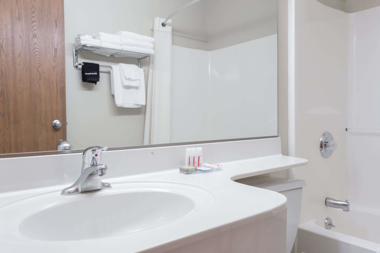 Bathroom 5, Super 8 by Wyndham Lewistown, Fergus