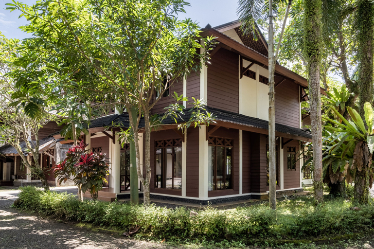 Exterior & Views 8