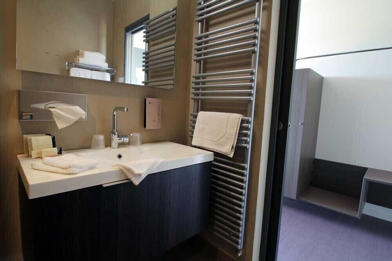 Bathroom 11