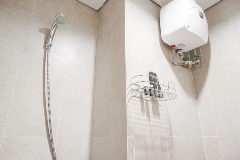 Bathroom 5, Elegant Studio Grand Taman Melati Margonda 2 Apartment near UI By Travelio, Depok