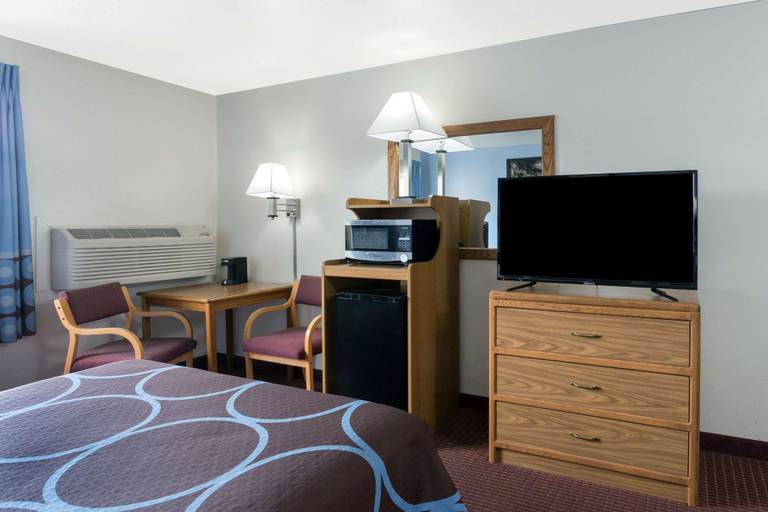 Bedroom 3, Super 8 By Wyndham Wisconsin Dells, Sauk