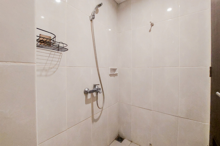 Bathroom 3, Minimalist and Cozy Studio Serpong Garden Apartment By Travelio, Tangerang