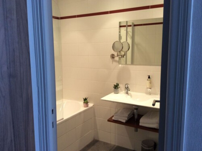 Bathroom 4, Best Western Le Duguesclin, Côtes-d'Armor