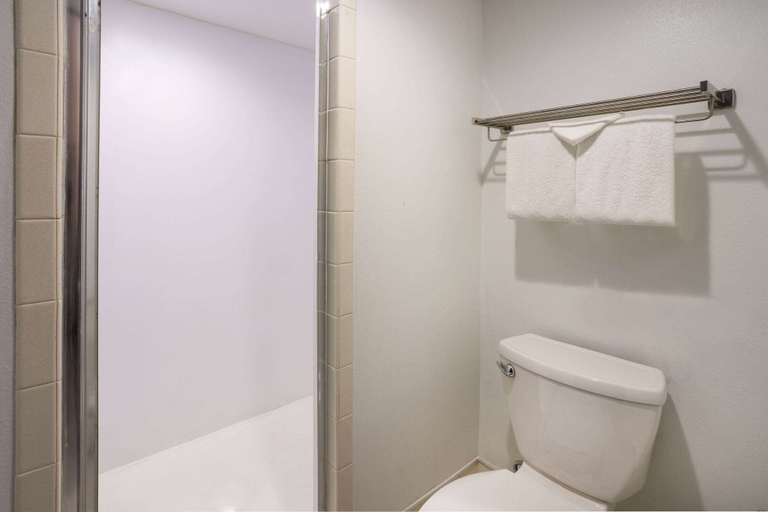 Bathroom 4, Travelodge by Wyndham Appleton, Outagamie