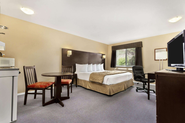 Bedroom 3, Super 8 by Wyndham West Kelowna BC, Central Okanagan