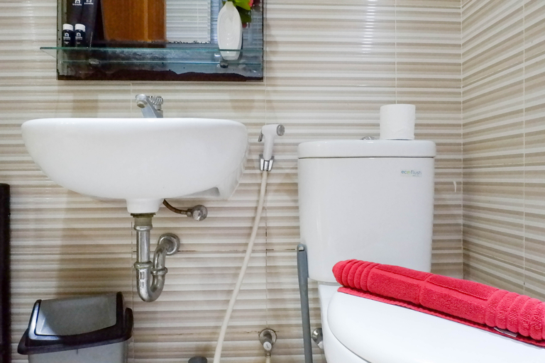 Bathroom 5, Comfort 2BR with Golf View at Apartment Puncak Bukit Golf By Travelio, Surabaya