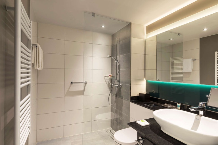 Bathroom 5, Hyatt Place Frankfurt Airport, Frankfurt am Main