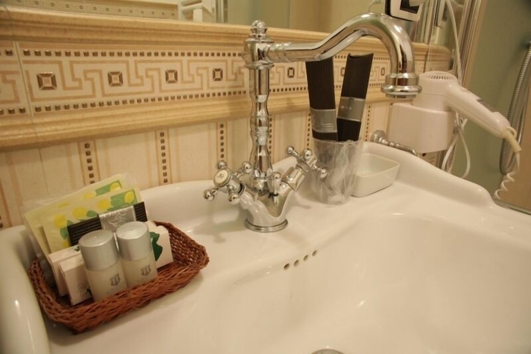Bathroom 5, Domus Real Cardello, Roma