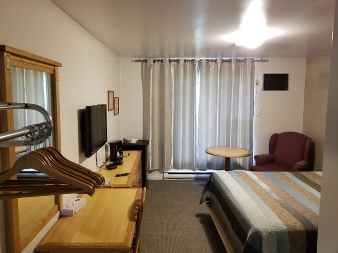 Bedroom 2, Knights Inn Woodstock, Carleton