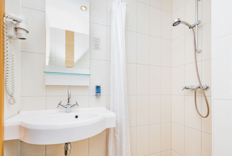 Bathroom 4, Meriton Old Town Garden Hotel, Tallinn
