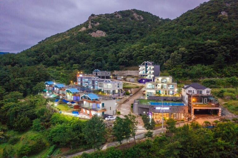 Exterior & Views 2, Heart Blue Road Town Pension, Yeongdeok