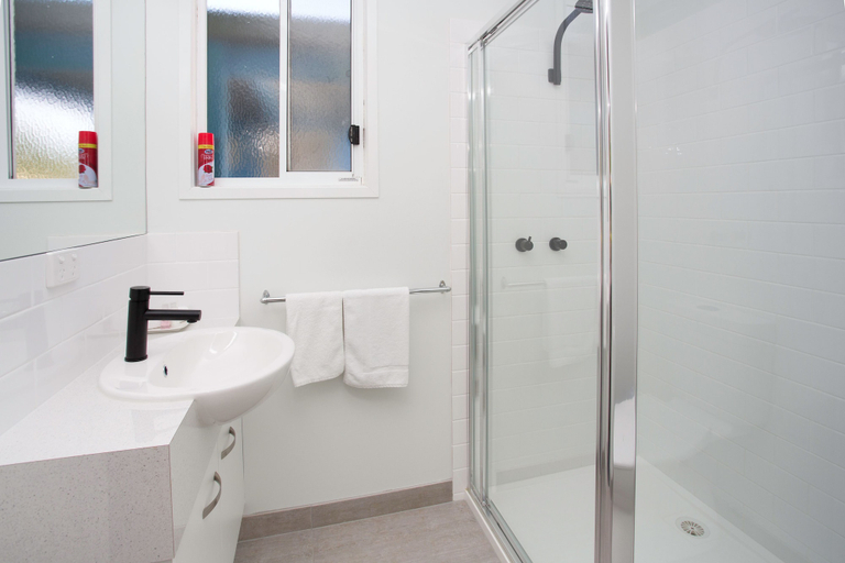 Bathroom 5, BIG4 Traralgon Park Lane Holiday Park, Latrobe - Traralgon