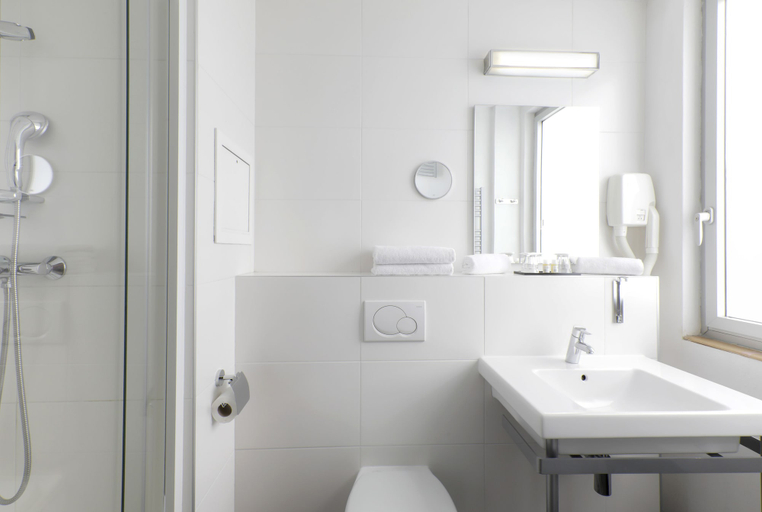 Bathroom 4, Hotel Ambre, Paris