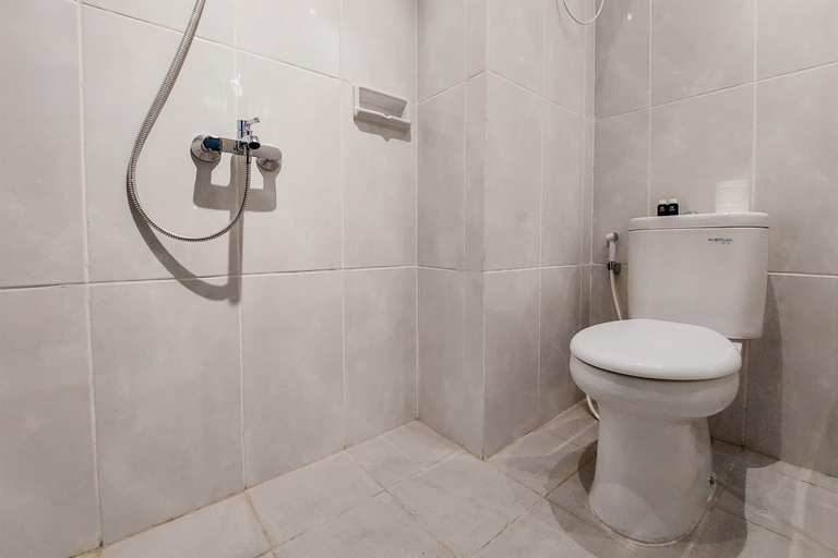 Bathroom 5, Modern Studio with Cozy Design Serpong Garden Apartment By Travelio, Tangerang