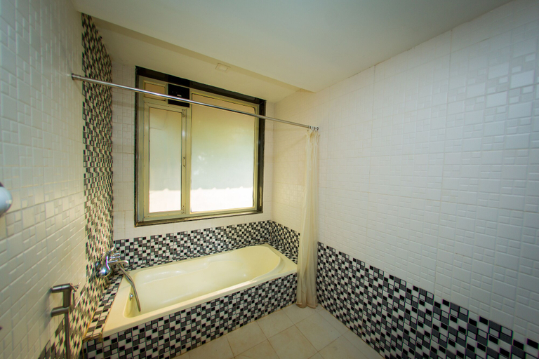 Bathroom 3, Madhu's Inn, North Goa