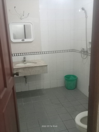 Bathroom, Studio Room at Condominium Utara Lippo Carita by Ibra, Serang