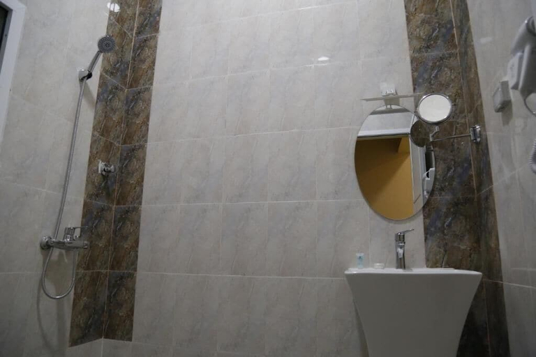 Bathroom, Ibra Plaza Hotel, Ibra