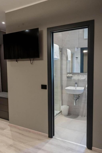 Bathroom 5, Hotel Graziella, Imperia